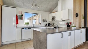 Jääkaappi, uuni, liesi, kahvin-/teenkeitin