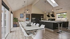 Jääkaappi, uuni, liesi, kahvin-/teenkeitin