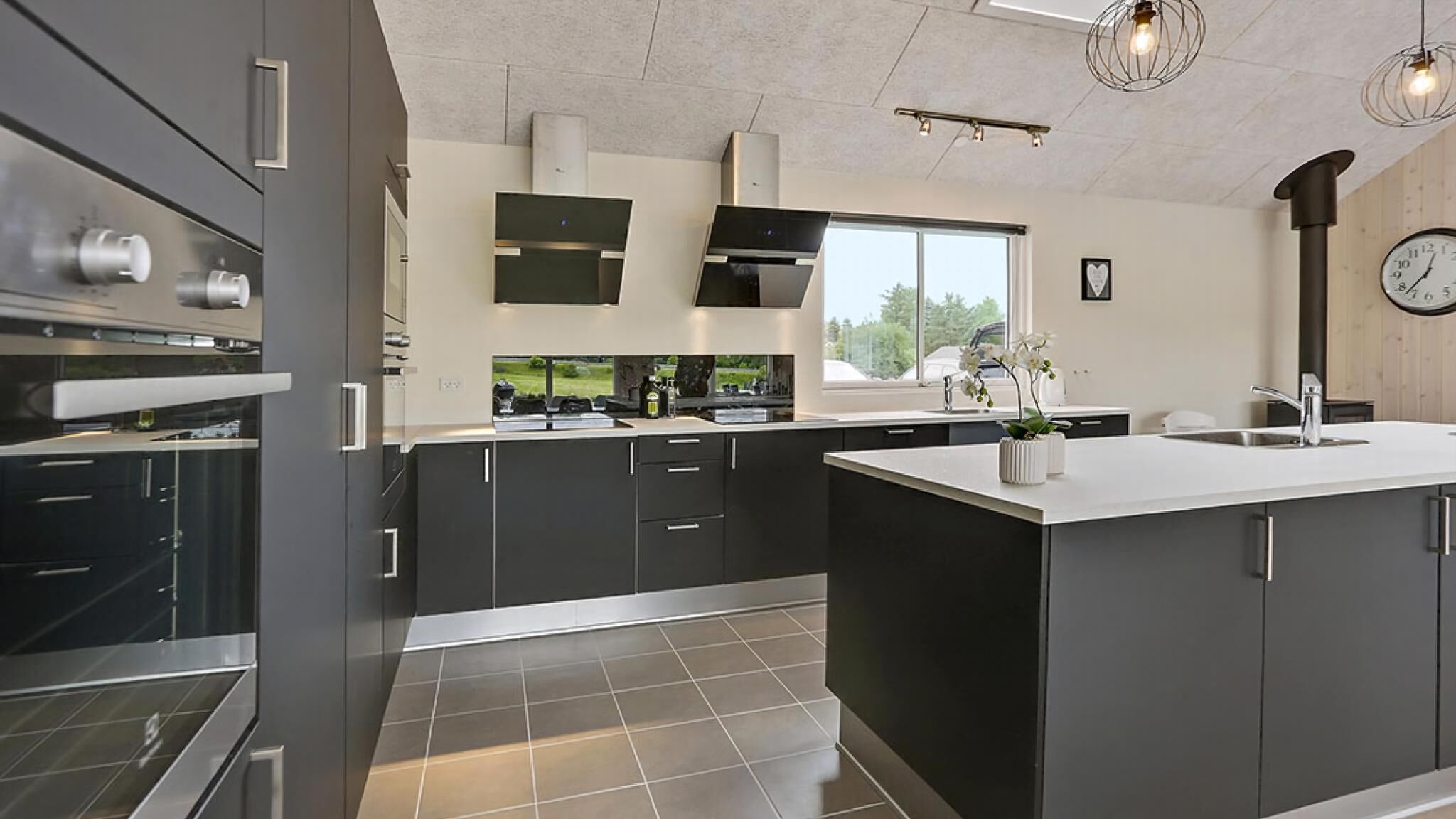 Fridge, oven, stovetop, coffee/tea maker