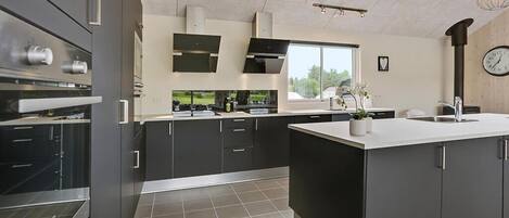 Fridge, oven, stovetop, coffee/tea maker