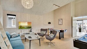 Televisión, chimenea, futbolito y tenis de mesa 