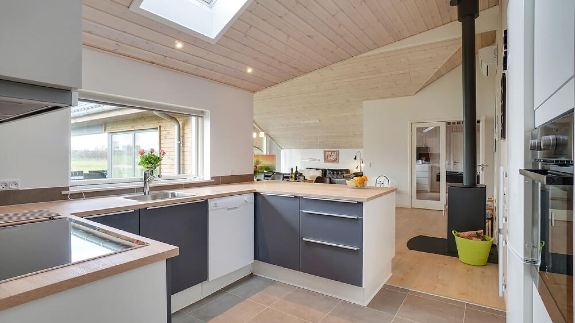 Fridge, oven, stovetop, coffee/tea maker