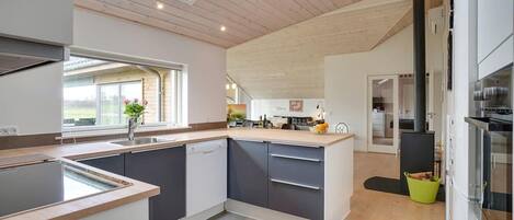 Fridge, oven, stovetop, coffee/tea maker