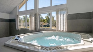 A hot tub with a view of houses through large windows. - VillaVilla 436 - Asserbo/Liseleje, Nordsjælland (Frederiksværk)