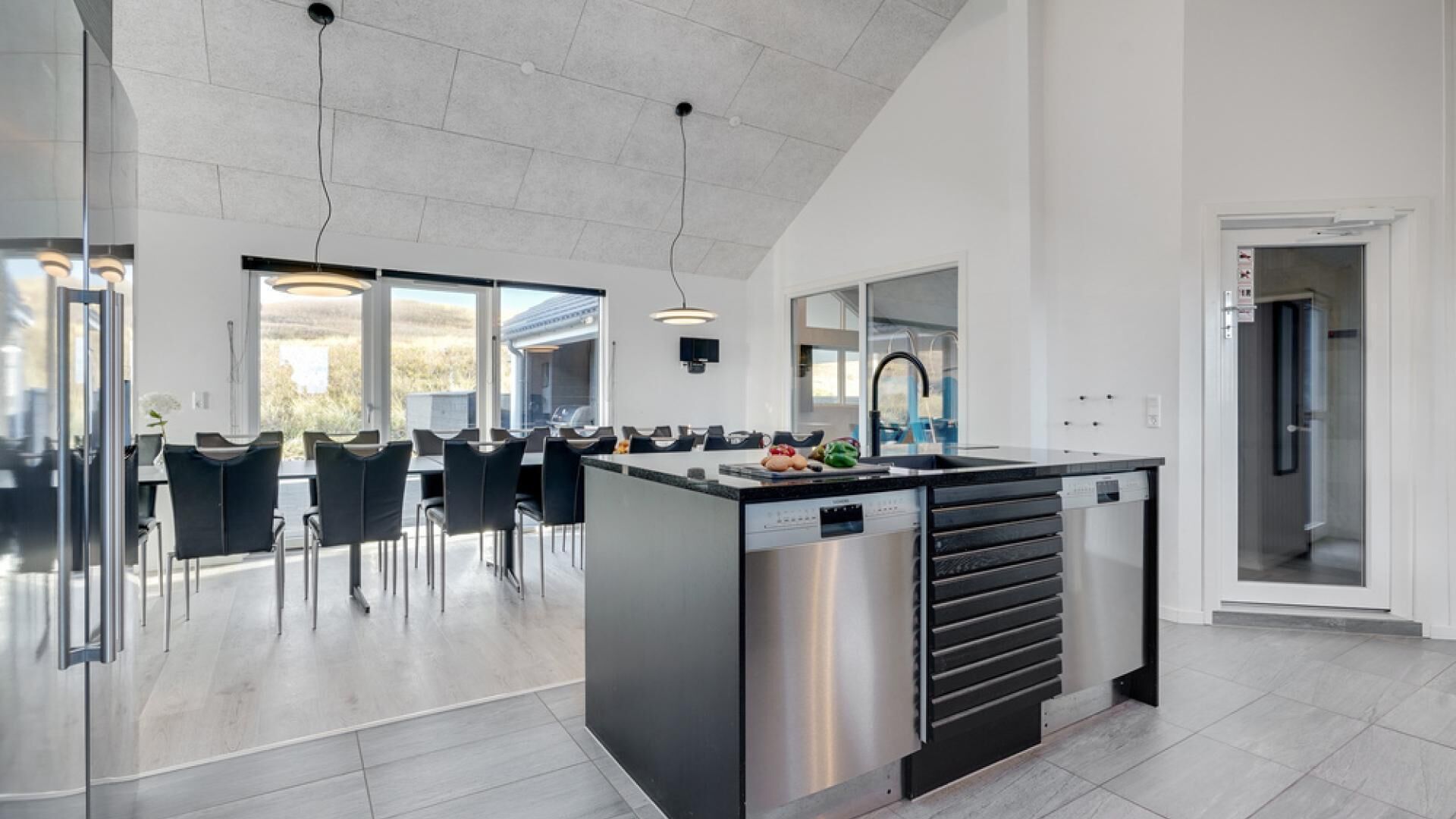 Fridge, oven, stovetop, coffee/tea maker