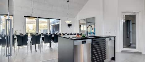 Fridge, oven, stovetop, coffee/tea maker