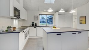 Refrigerador, horno, parrilla de estufa y cafetera y tetera 