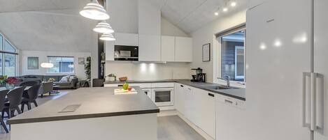 Geladeira, fogão, cooktop, cafeteira/chaleira