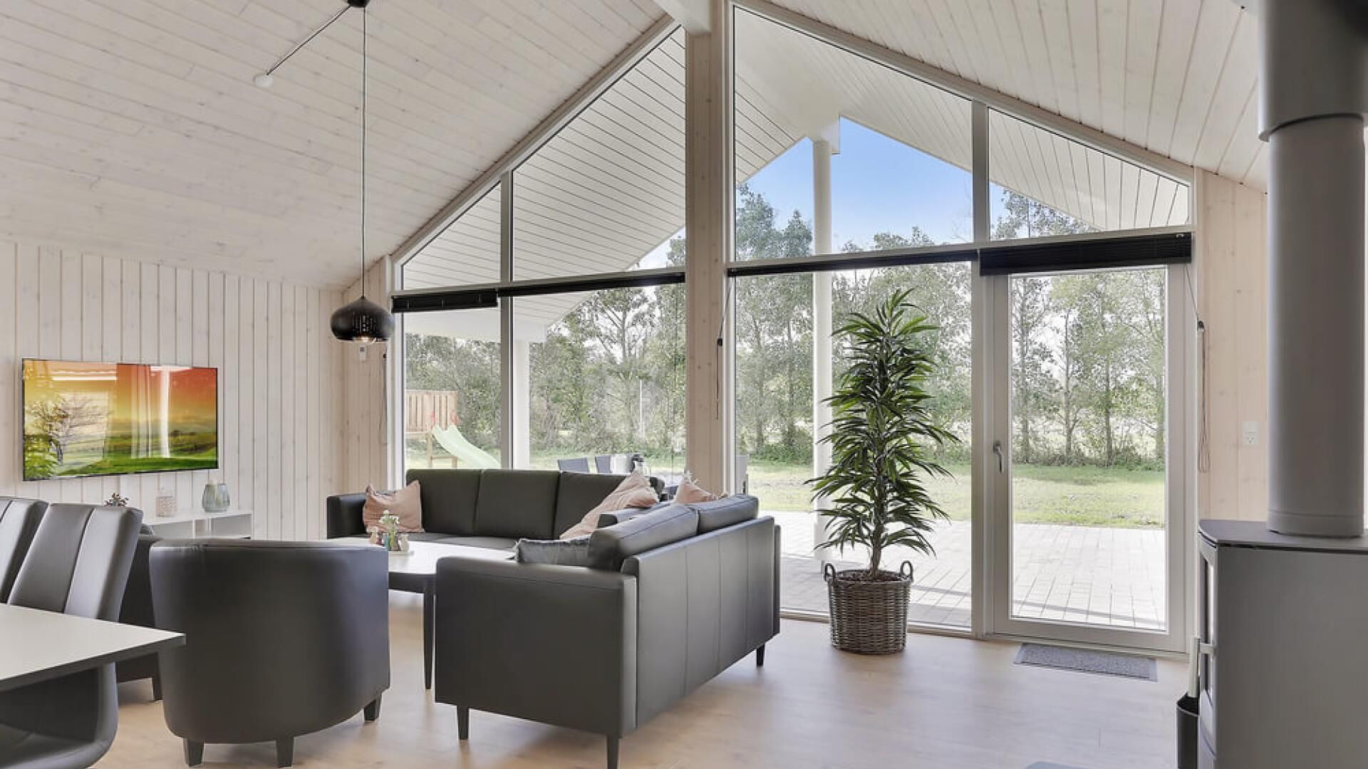 Cheminée, baby-foot, table de tennis de table