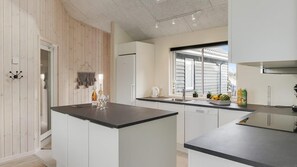 Kjøleskap, ovn, kokeplater og kaffetrakter/tekoker