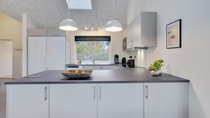 Kühlschrank, Ofen, Herdplatte, Wasserkocher mit Kaffee-/Teezubehör