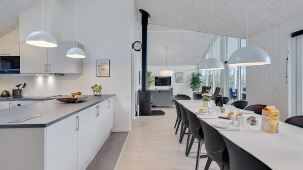 Kühlschrank, Ofen, Herdplatte, Wasserkocher mit Kaffee-/Teezubehör