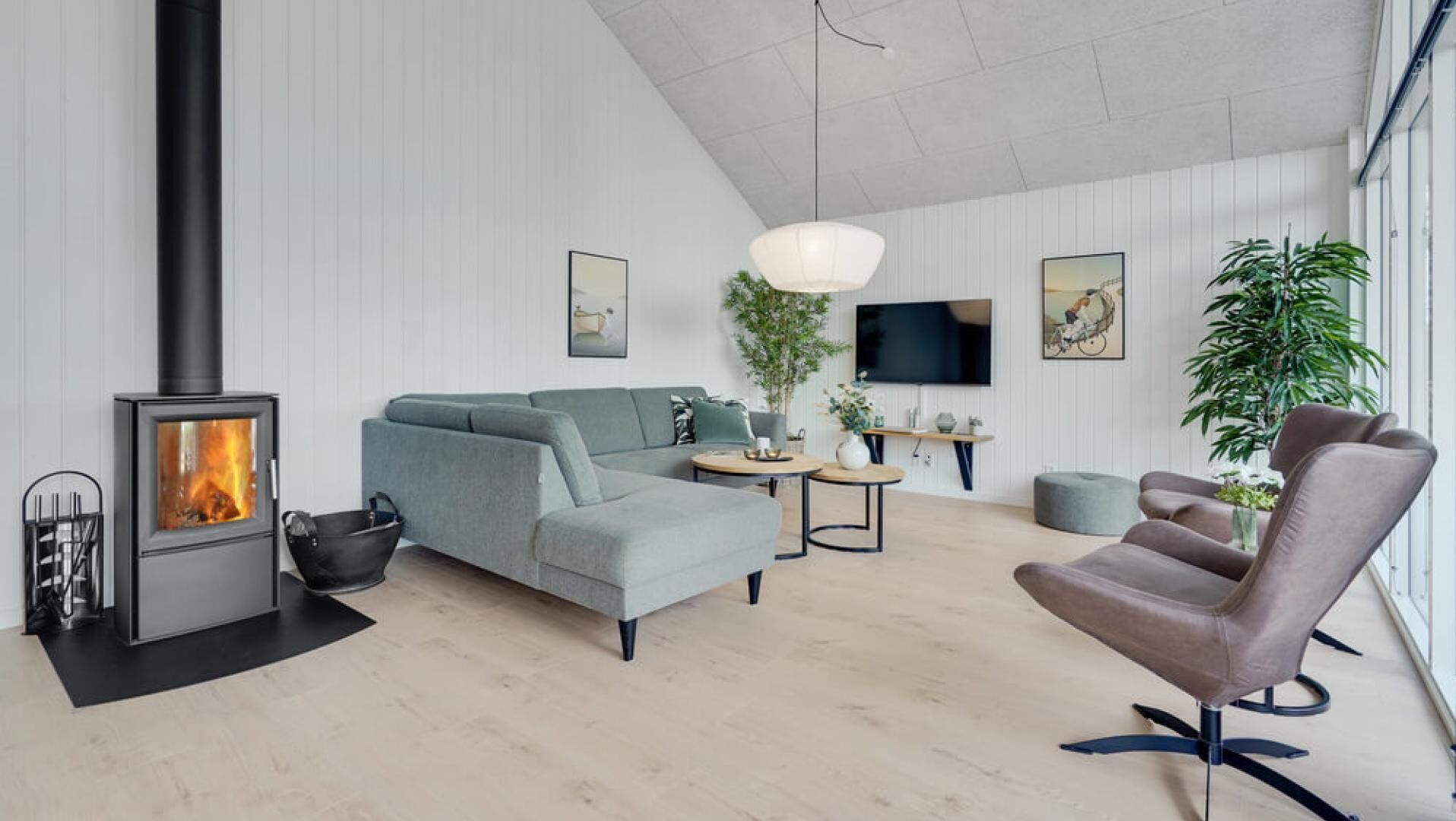 Una chimenea, una mesa de tenis de mesa