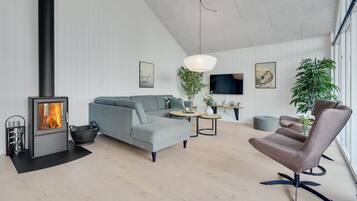 Una chimenea, una mesa de tenis de mesa