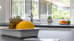 Geladeira, fogão, cooktop, cafeteira/chaleira