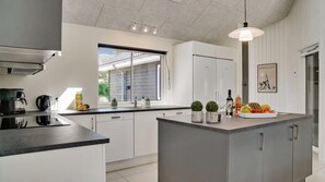 Geladeira, fogão, cooktop, cafeteira/chaleira