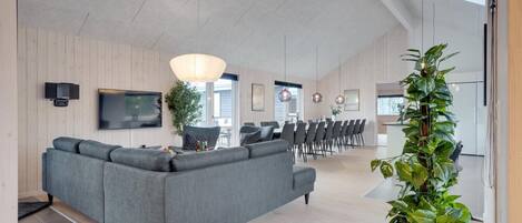 Una chimenea, un futbolín, una mesa de tenis de mesa