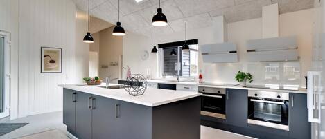 Geladeira, fogão, cooktop, cafeteira/chaleira