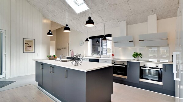 Fridge, oven, stovetop, coffee/tea maker