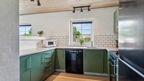 Fridge, oven, stovetop, coffee/tea maker