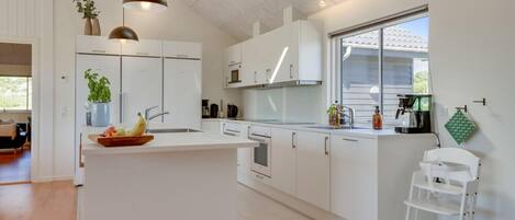 Fridge, oven, stovetop, coffee/tea maker