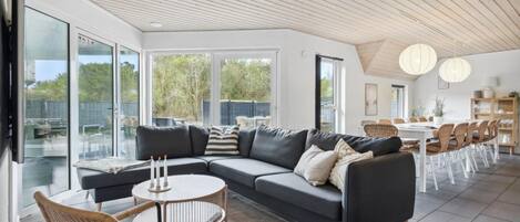 Kamin, Tischfußball, Tischtennisplatte