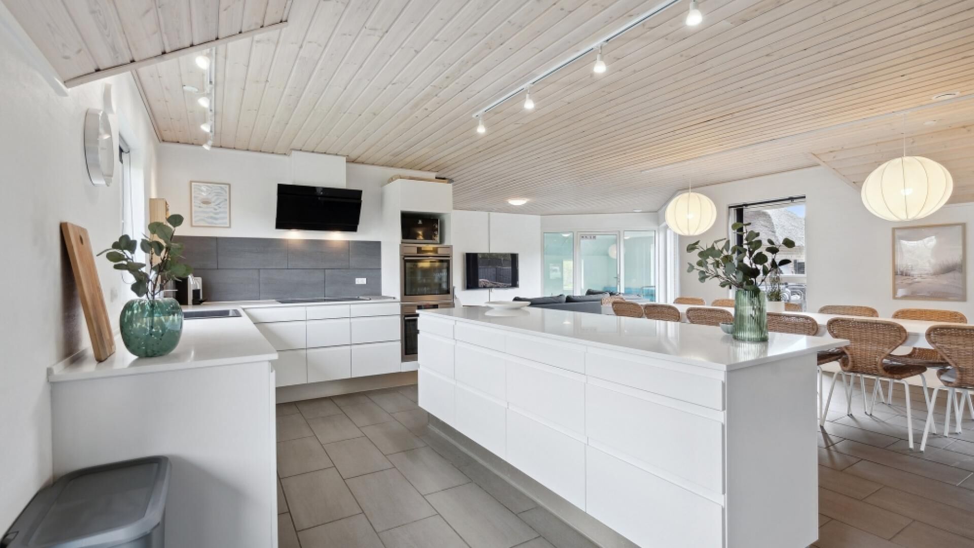 Fridge, oven, stovetop, coffee/tea maker