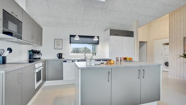 Réfrigérateur, un four, surface de cuisson, cafetière-théière