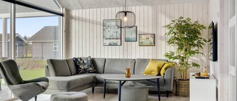 Een open haard, tafelvoetbal en een tafeltennistafel