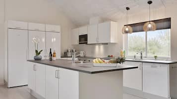 Réfrigérateur, four, plaque de cuisson, cafetière/bouilloire