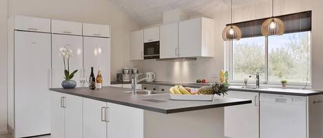 Frigorífico, horno, placa de cocina y cafetera o tetera