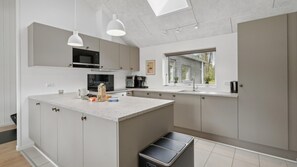 Køleskab, mikrobølgeovn, ovn, kogeplade