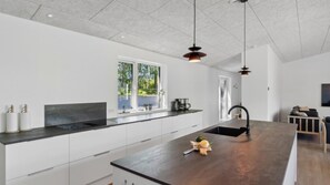 Jääkaappi, uuni, liesi, kahvin-/teenkeitin