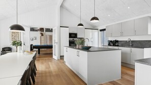 Fridge, oven, stovetop, coffee/tea maker