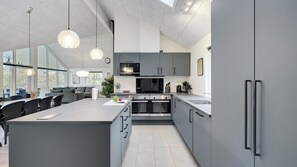 Refrigerador, horno, parrilla de estufa y cafetera y tetera 