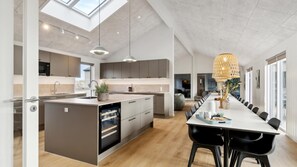 Fridge, oven, stovetop, coffee/tea maker