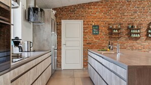 Réfrigérateur, un four, surface de cuisson, cafetière-théière