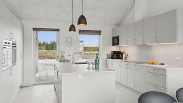 Køleskab, ovn, kogeplade, kaffe-/temaskine