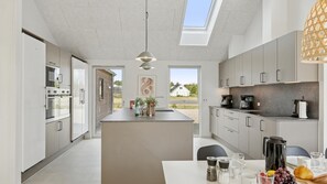 Fridge, oven, stovetop, coffee/tea maker