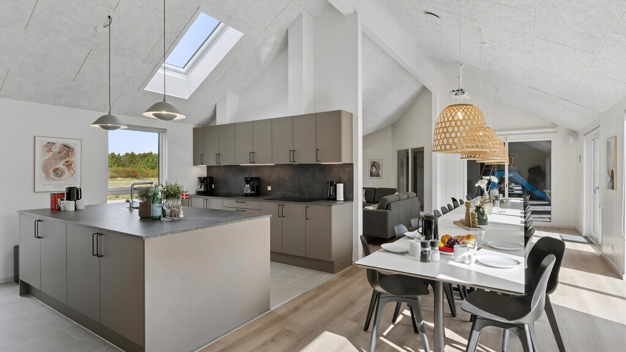 Køleskab, ovn, kogeplade, kaffe-/temaskine