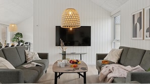 Tv, en tv-spelskonsol, bordsfotboll och ett bordtennisbord