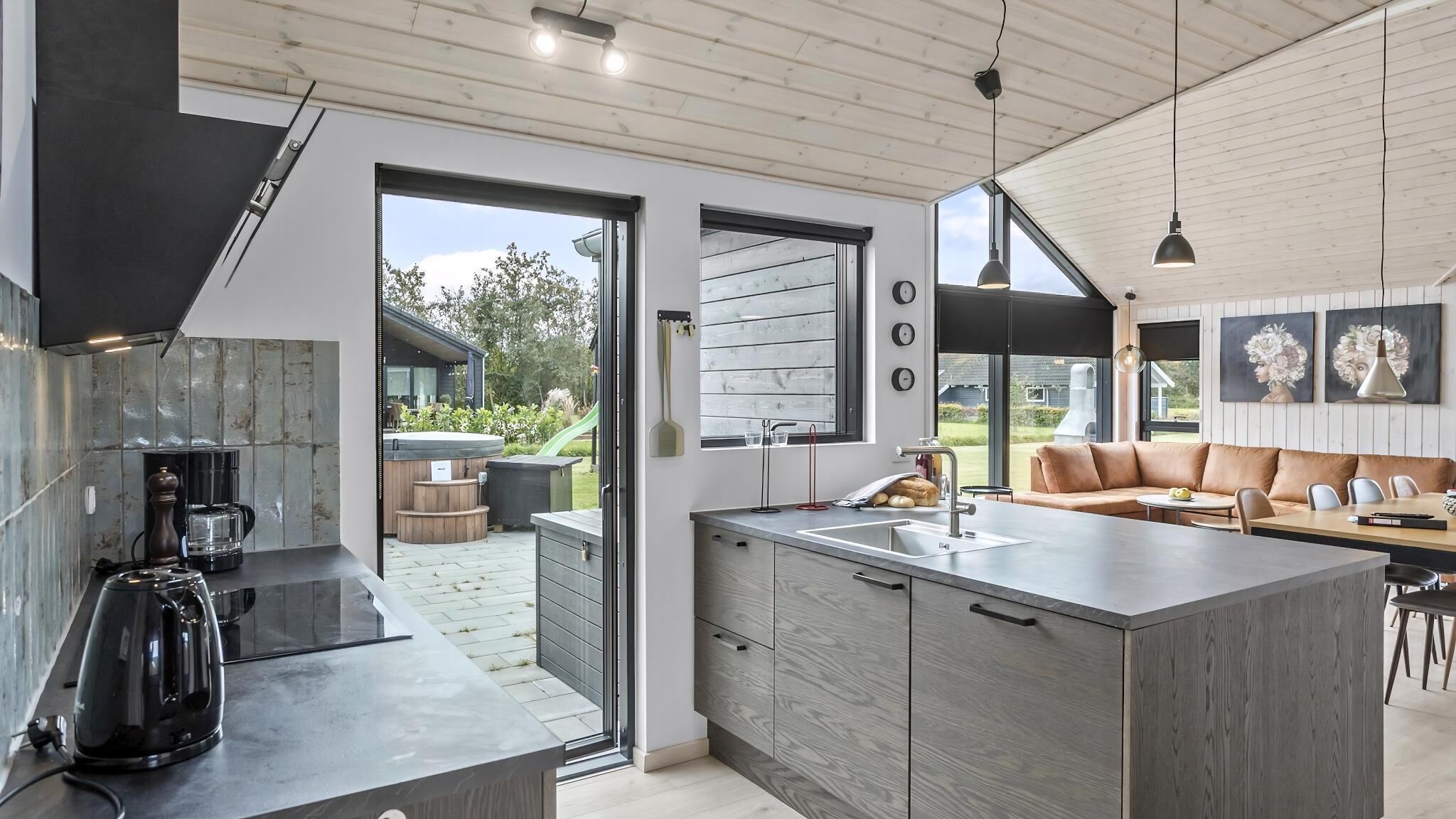 Een koelkast, een oven, een kookplaat, een koffiezetapparaat/waterkoker