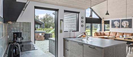 Een koelkast, een oven, een kookplaat, een koffiezetapparaat/waterkoker