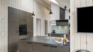 Fridge, oven, stovetop, coffee/tea maker