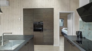 Jääkaappi, uuni, liesi, kahvin-/teenkeitin