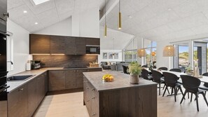 ثلاجة، فرن، موقد طهي مسطح، ماكينة لصنع القهوة/الشاي