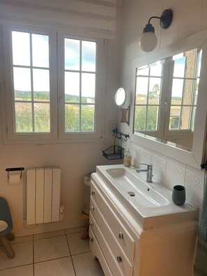 Séchoir à cheveux, serviettes fournies, papier de toilette