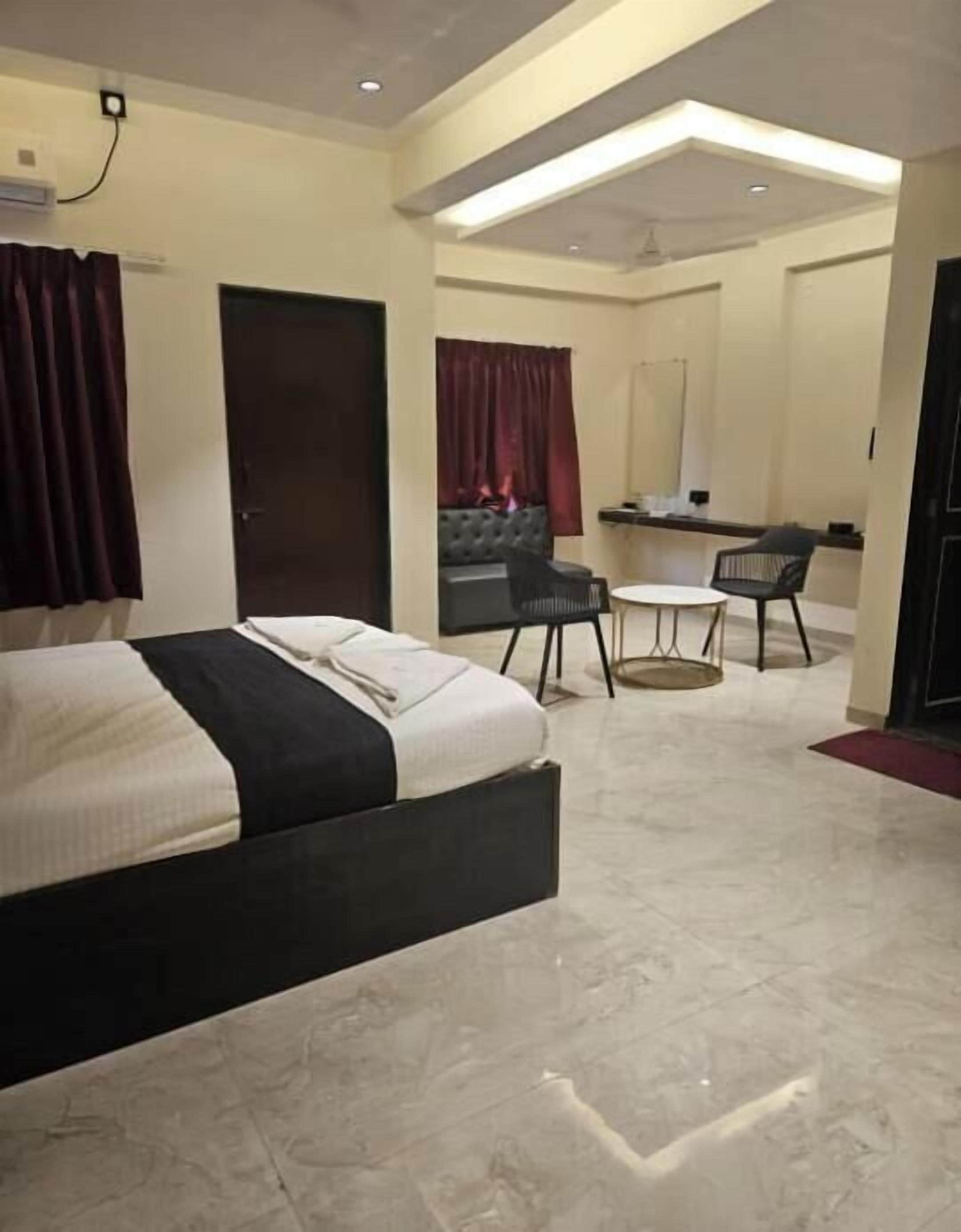 Superior Studio Suite, Balcony, City View | Iron/ironing board, free WiFi