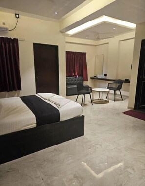 Studiosuite – superior, balkong, byutsikt | Strykejern/-brett og wi-fi (inkludert)