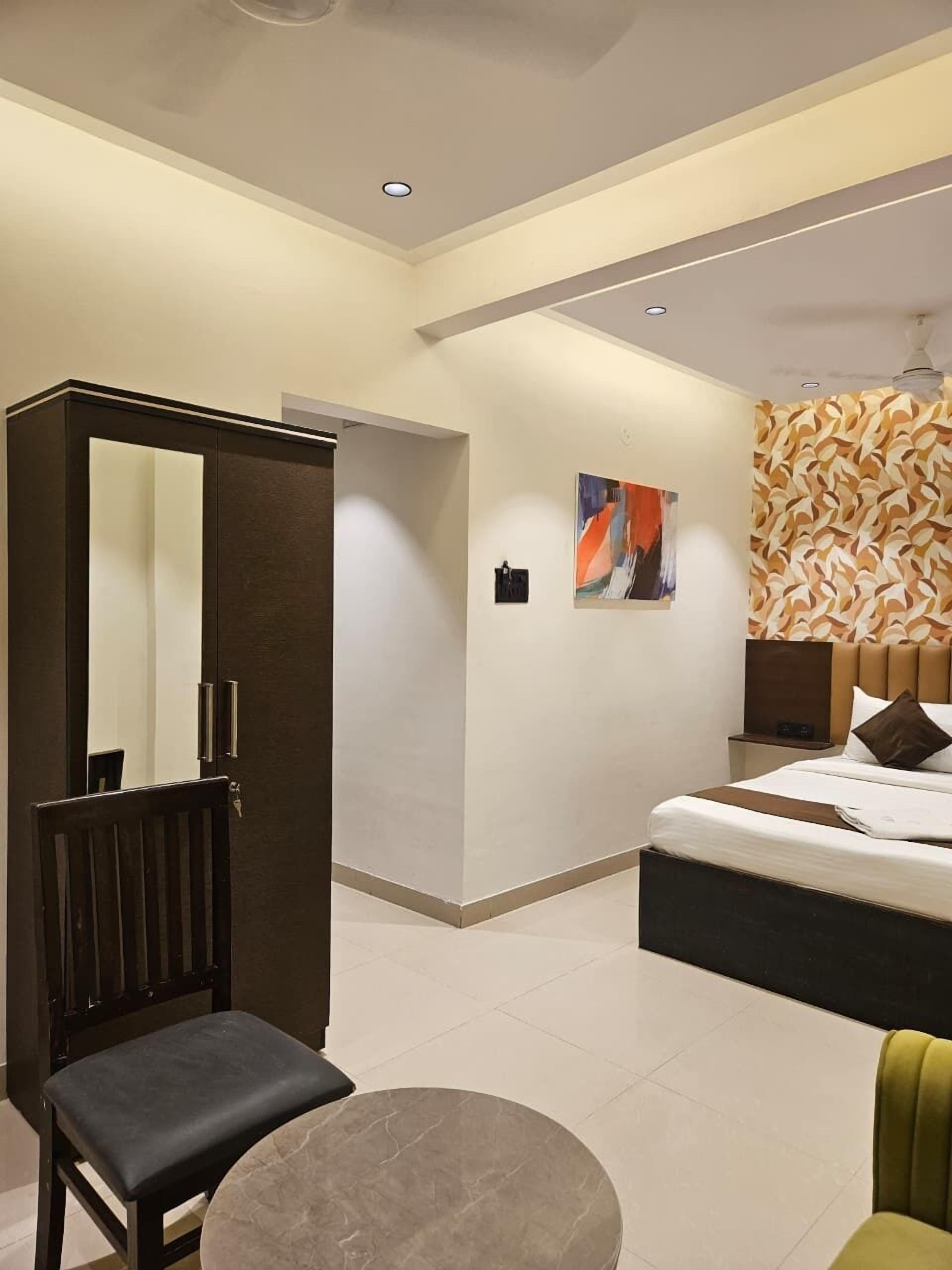 Deluxe Double Room | Iron/ironing board, free WiFi